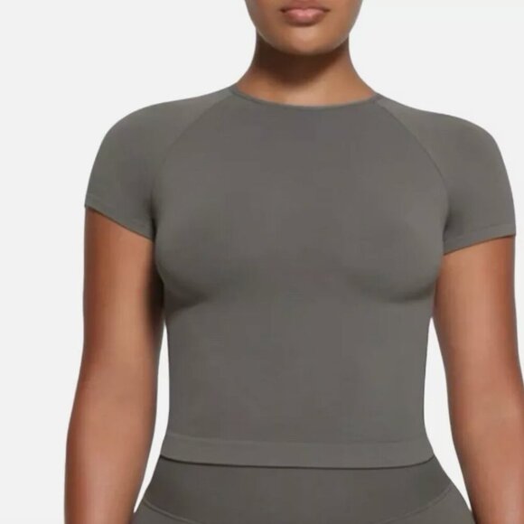 SKIMS Tops - M Skims fits everybody nwt short sleeve t shirt gunmetal